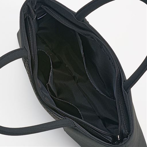 内側には3つのオープンポケット付き。必要な小物がコンパクトに収納できます。