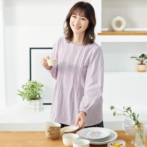 レース使いピンタックブラウス