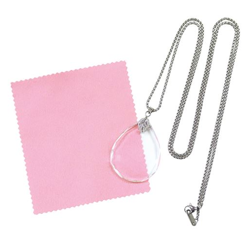 レンズクロス付き<br><br>ペアシェイプカットレンズのスマートなルーペペンダント。涙の雫にも見えることから涙形やティアードドロップとも呼ばれるカット法です。