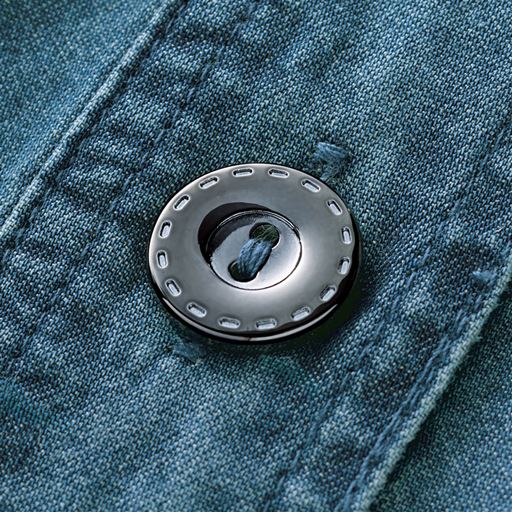 メタル調ボタンがおしゃれなアクセント。