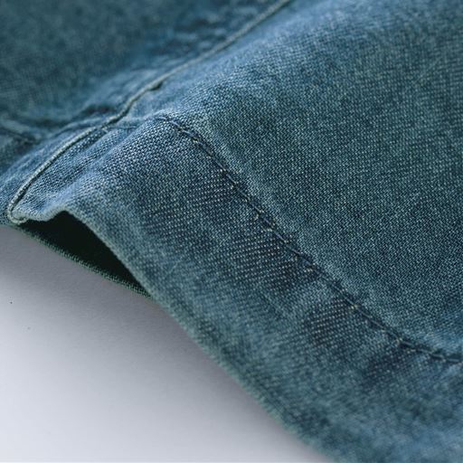 薄くて軽く、柔らかな風合いで着やすい綿混のデニム素材。