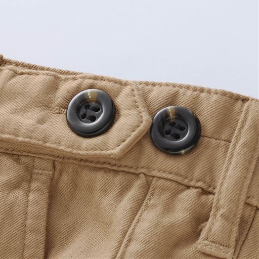 ウエスト横の飾りボタンがさりげないポイント