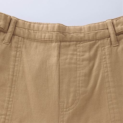 ファスナー風のステッチ仕上げでフロントすっきり。