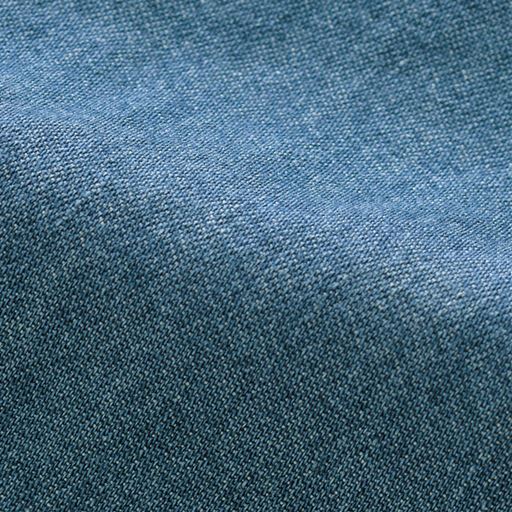 柔らかな風合いが心地よい綿混のデニム素材。