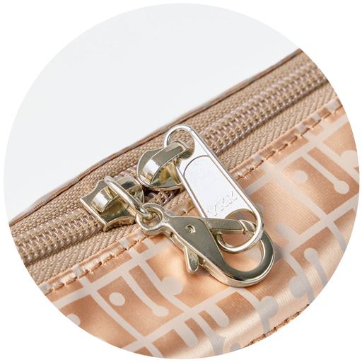 メイン収納部のダブルファスナーはロックが可能。