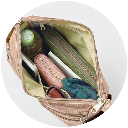 ガバっと開いて出し入れしやすい 350mLのペットボトルが立てて入る。