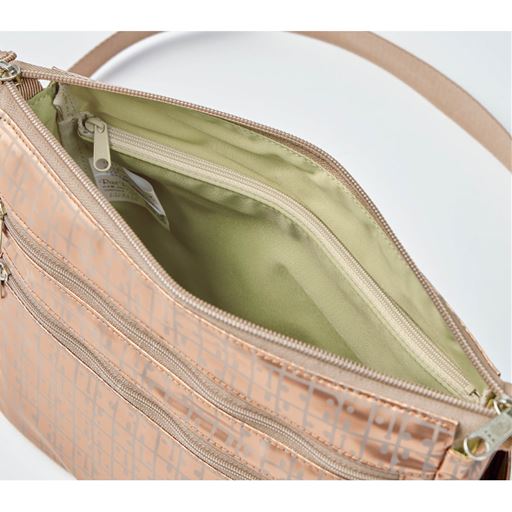 長財布も入るファスナーポケット。防犯に配慮した仕様。