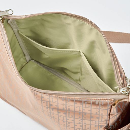 小物整理に便利なオープンポケット。縦長のものが倒れにくい。