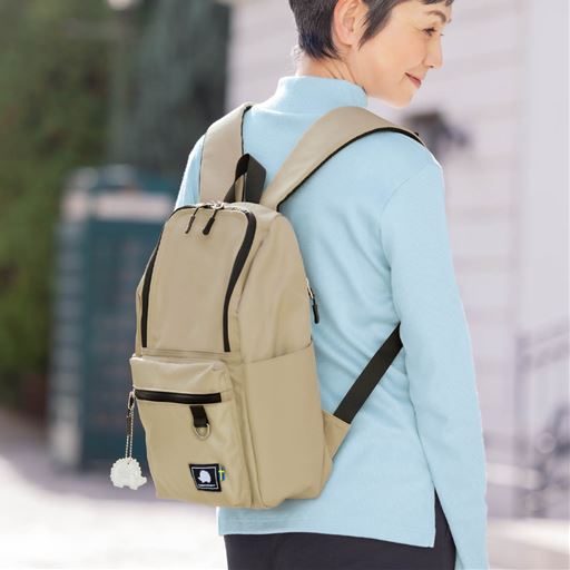 A(ミルクティー)<br>反射材を使用したチャーム付き マチ幅があるから倒れにくい。