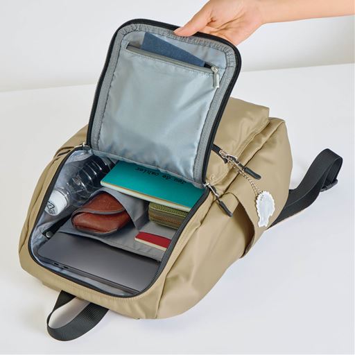 コの字にガバッと開いて探しやすく出し入れしやすい A4が入るサイズで、ペットボトルや傘が入るポケットなど内側に実用的な7ポケット。