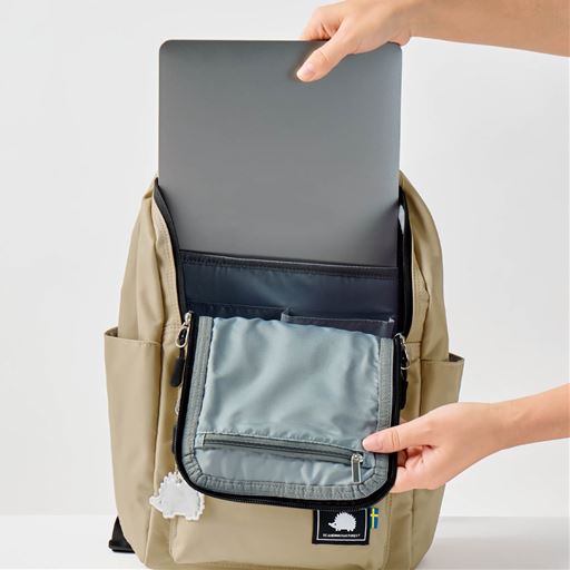 13インチまでのPCが入るクッション入りポケット(幅23×高さ25)