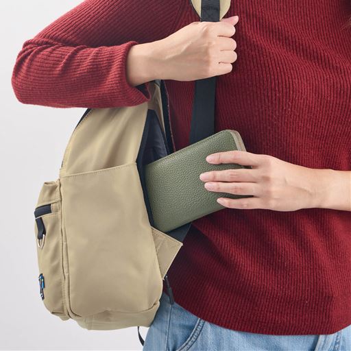 背面のファスナー付き貫通ポケットで背負ったまま荷物が取り出せる。