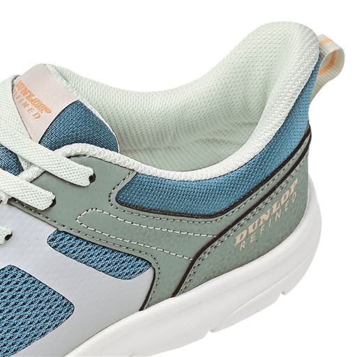 特殊なかかと構造と伸びるゴムの靴ひもで脱ぎはき簡単。靴ひもがほどける心配もありません。