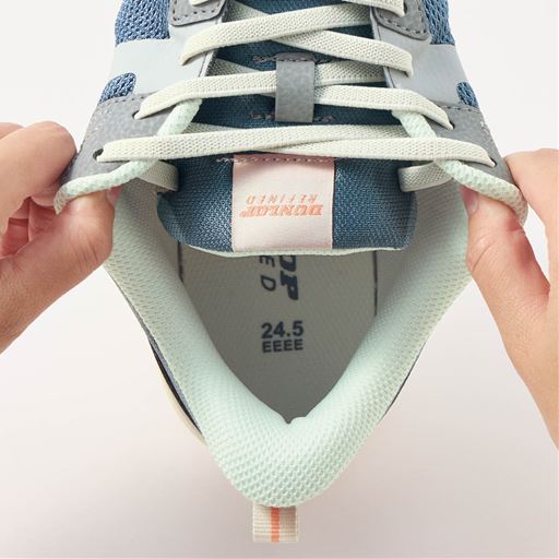 特殊なかかと構造と伸びるゴムの靴ひもで脱ぎはき簡単。靴ひもがほどける心配もありません。