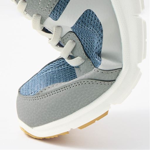 歩行時の動きに合わせて曲がり歩きやすい