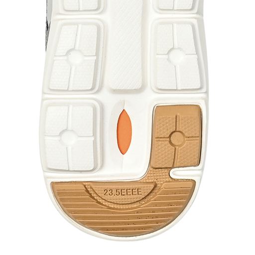 かかとに衝撃吸収材を搭載し、足裏への負担を軽減