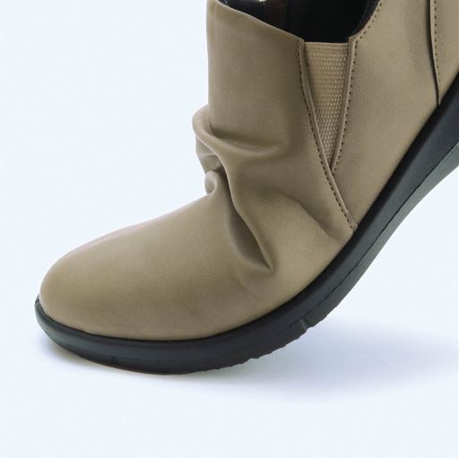 歩行時の動きに合わせて曲がり歩きやすい。