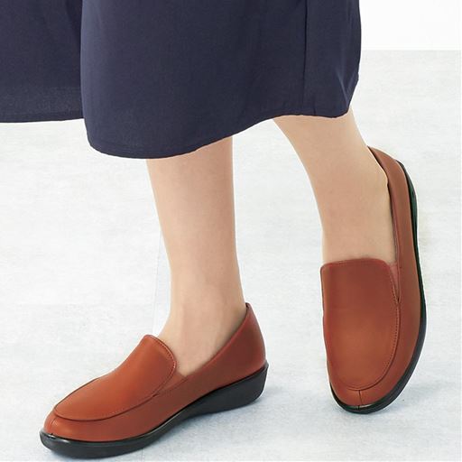 レンガ<br>甲の両サイドに配したゴムで脱ぎ履きがラク