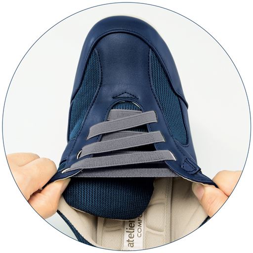 大きく開いて脱ぎ履きラクなゴムひも