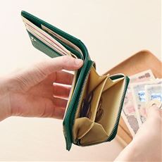 出し入れしやすい2つ折り財布