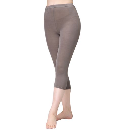 シルク混でソフトな肌触りの、のびのびスパッツ(7分丈)。<br>グレー