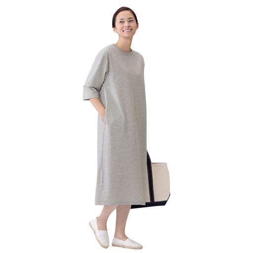 すらっと見えてゆったり着られる、リラックスワンピース。<br>A(杢グレー)着用例