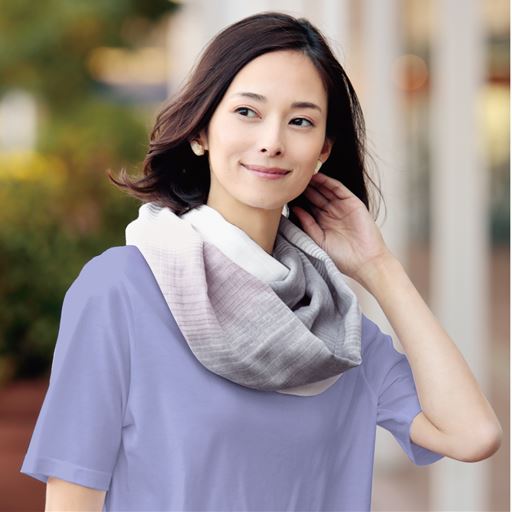 サッと巻いて首まわりのカバーや日よけ対策も。落ち着きのあるお洒落な先染めグラデーションカラーです。 (グレー系着用例)