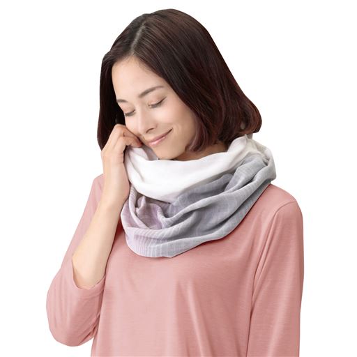 薄手なのでコンパクトに畳めてお出かけの際の持ち運びにも便利。  (グレー系着用例)