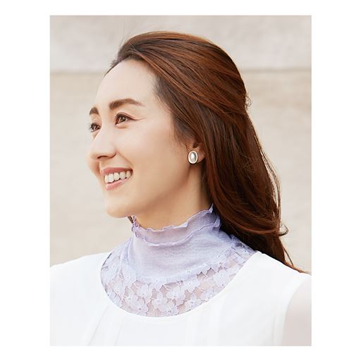 インに着用して重ね着風に。衿あきの広いアウターの気になる首もとをおしゃれに演出します。(ラベンダー着用例)