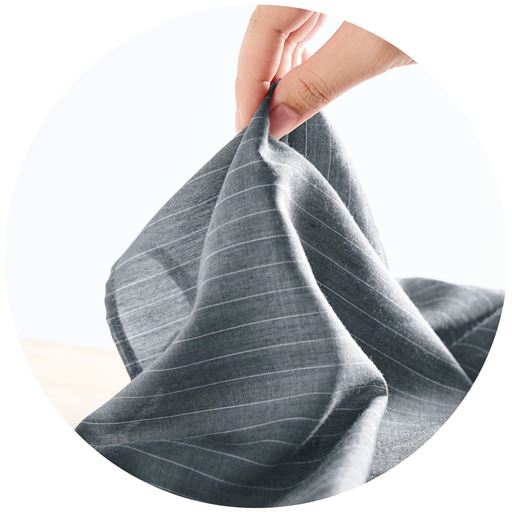 上品な微光沢と透け感のある柔らかな素材。サラリとした肌触り