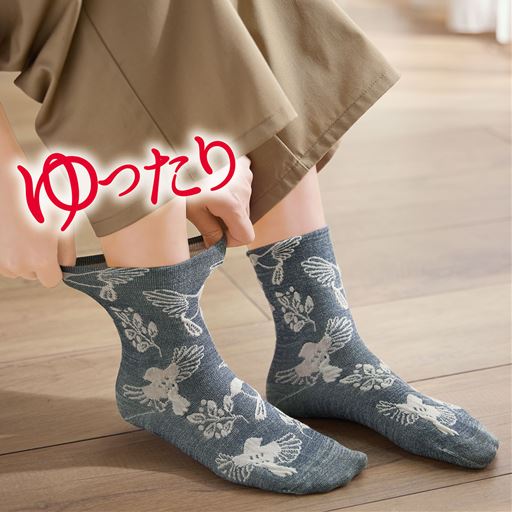 履き口はゴムなしでゆったり。幅広くとった2重部分とズレ防止サポートで絶妙なフィット感。