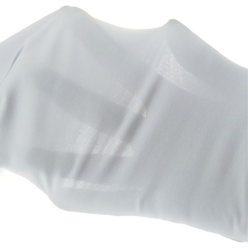 皮膚から出る水分の気化熱を利用し、生地の温度を下げて冷感を持続させます。