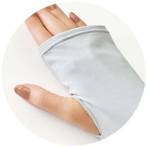 親指通し穴付き。手の甲までしっかりカバー。