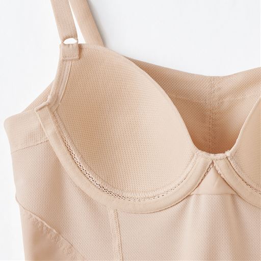 (1)カップ裏も吸汗・速乾生地(2)熱がこもりやすいカップくり部分はメッシュテープ仕様。