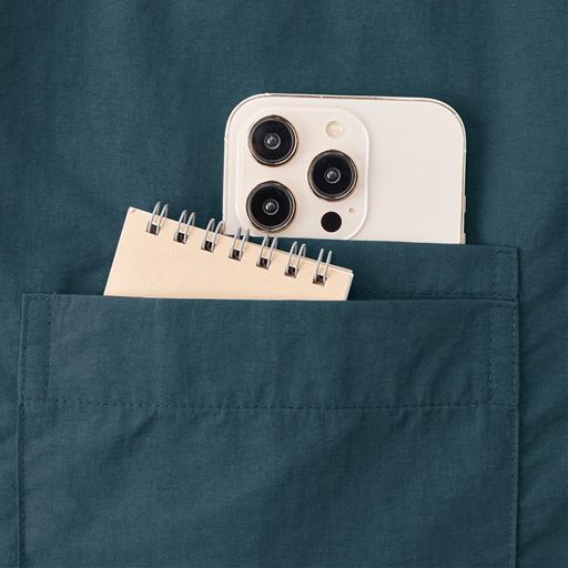 スマホが入る二重ポケット付きで便利。