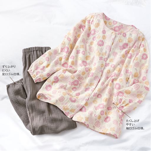 ピンク系(パンツ:モカ) (1)ずり上がりにくい足口ゴム仕様。(2)たくし上げやすい袖口ゴム仕様。