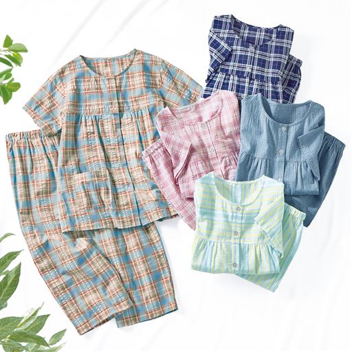 (左から時計回りに)ターコイズグリーン、 ネイビーA、フェードブルー、ミントブルー、ソフトピンク(1)着脱しやすい前開きタイプ。(2)胸元切り替えでふわっと広がり、バストラインが目立ちにくい。(3)上着の右前はポケット付。