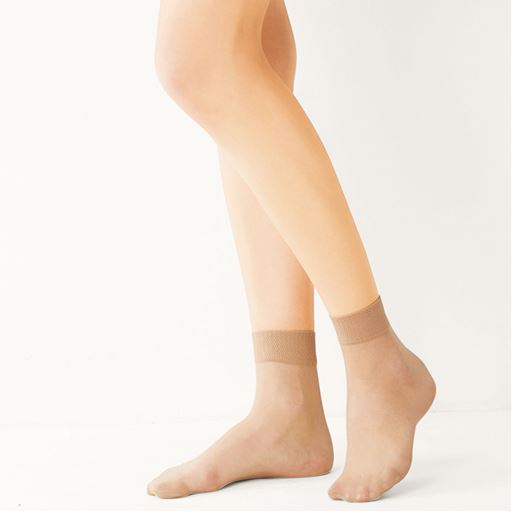 幅広ゴムでやさしくフィット。ソックス感覚ではけるノーサポートタイプのミニ丈ストッキング。 ライトベージュ (同色5足組) 着用例