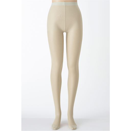 パールグレー<br>※肌色のトルソーで撮影しているため、肌の色によって色の出方は異なります