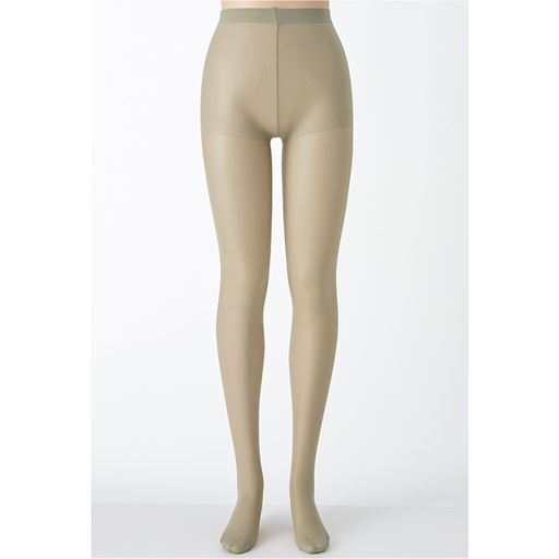 シルクグレー<br>※肌色のトルソーで撮影しているため、肌の色によって色の出方は異なります