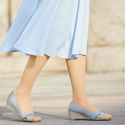 窮屈感のない履き心地。ノーサポートタイプのストッキング。ライトベージュ着用例