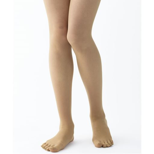 指先が動かしやすい、日本製の5本指ストッキング。A(サニーブラウン) 着用例