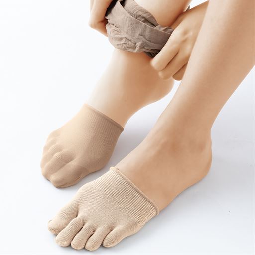 1枚履きはもちろん、ストッキングやソックスの中に重ね履きして、つま先の冷えやムレを防止する5本指ハーフソックス。ベージュ着用例