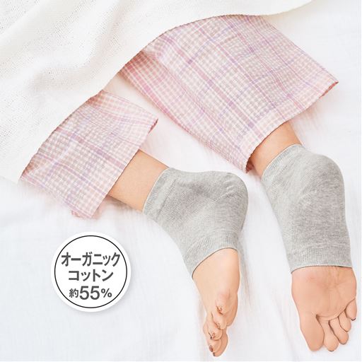 かかとの保湿だけでなく、足首まわりの保温にも。グレー系(無地) 着用例