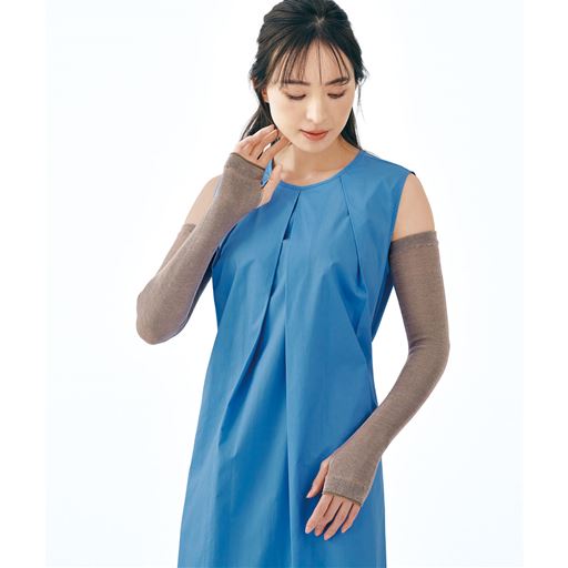 約55cmの長め丈だから、脇の下付近までしっかりカバー。モカブラウン着用例