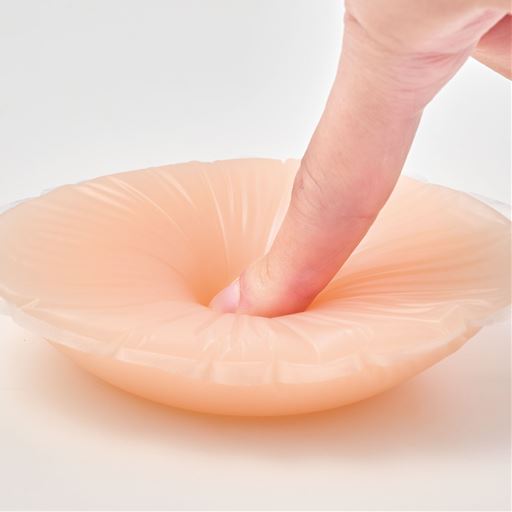 シリコン素材でよりナチュラルに 柔らかく適度な弾力のあるシリコン素材を使い、より自然な胸元に近づけました。