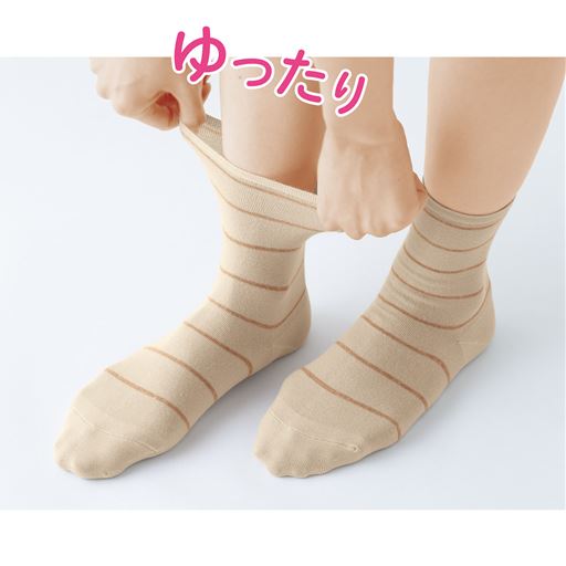 履き口はゆったり仕様で快適性を追求。