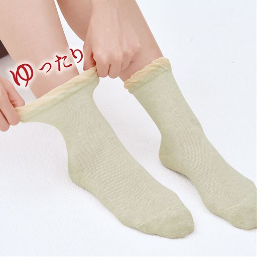 履き口ソフトで、ゆったり締め付けにくい。ボタニカル綿ソックス。E(グリーン) 着用例
