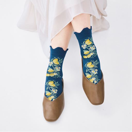 履き口のスカラップデザインで、足がよろこぶゆったり感。A(お花) 着用例