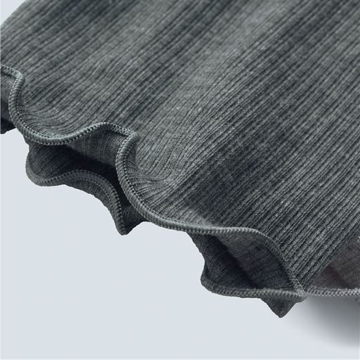 裾は締め付けず、やさしくフィットするメロウ仕上げ。